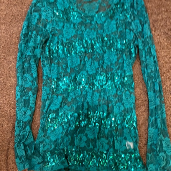 Mostly Women’s Different Types Of Tops. One Male Adult T-Shirt. - Picture 15 of 16
